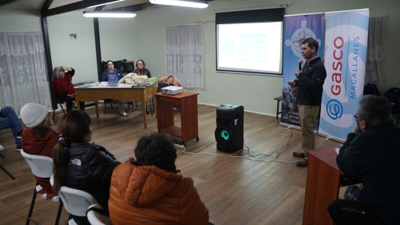 Vecinos aclaran dudas sobre normalización de instalaciones de gas en encuentro con GASCO Magallanes y SEC.