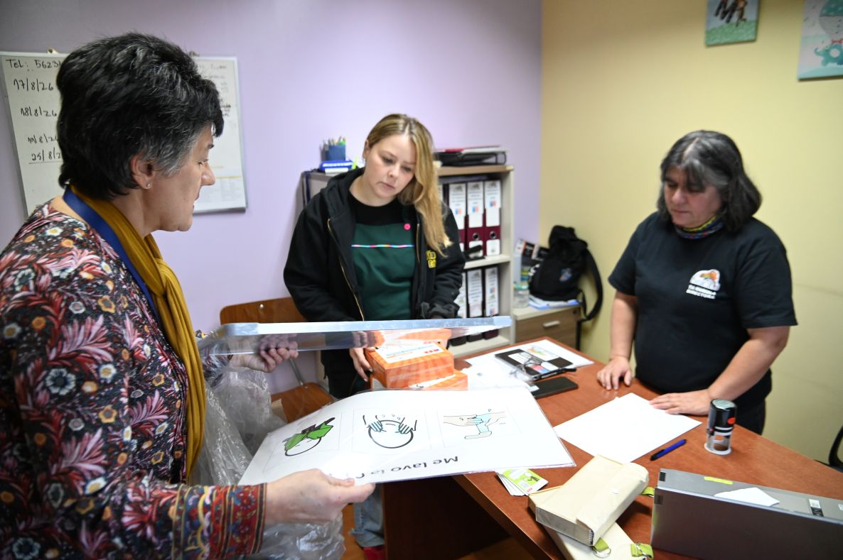 Entregan material educativo para párvulos con necesidades educativas especiales de jardines del SLEP Magallanes.
