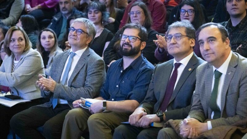 El economista y ex Ministro de Hacienda Mario Marcel presentó en Magallanes su libro «La montaña rusa».