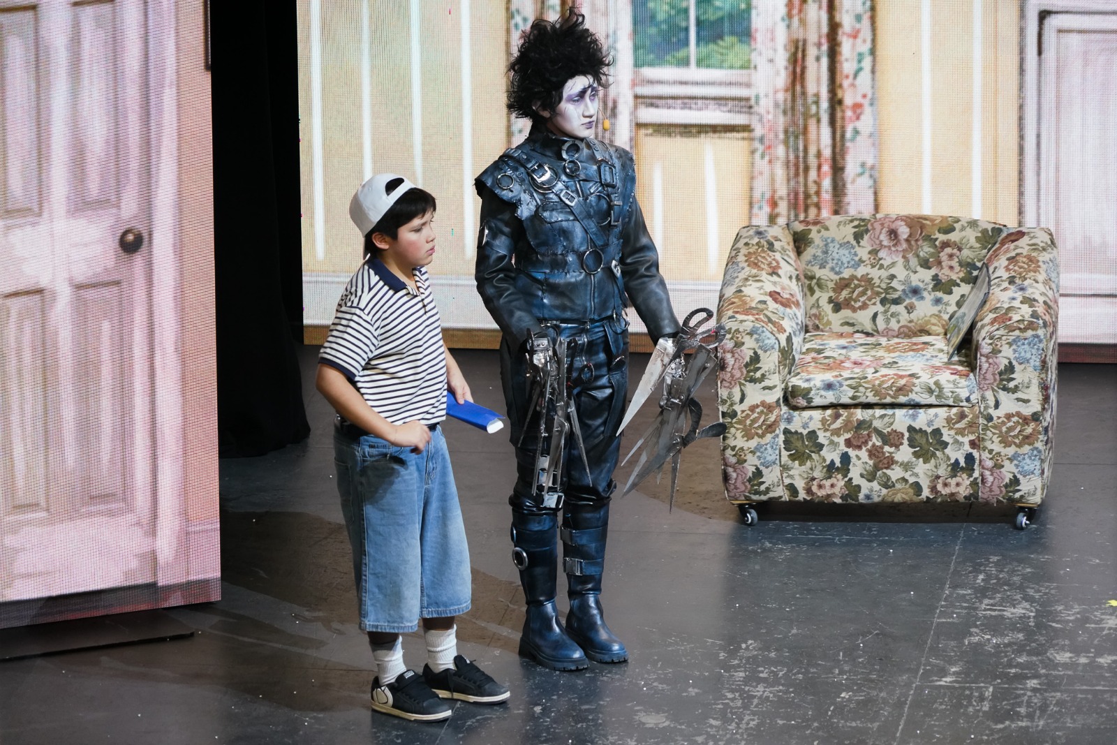 Elenco del Teatro Municipal de Punta Arenas estrenó “Eduardo Manos de Tijera”.