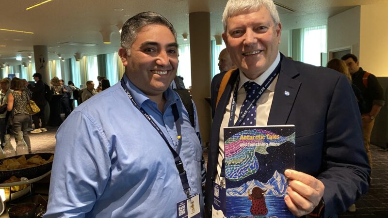 Libro “Cuentos Antárticos y algo más” fue entregado al Presidente del  Comité Científico de Investigación Antártica.