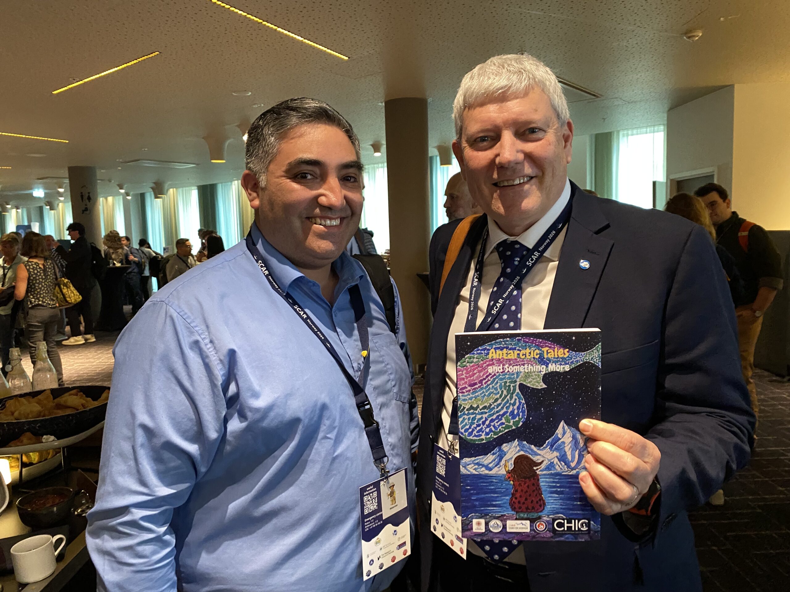 Libro “Cuentos Antárticos y algo más” fue entregado al Presidente del  Comité Científico de Investigación Antártica.