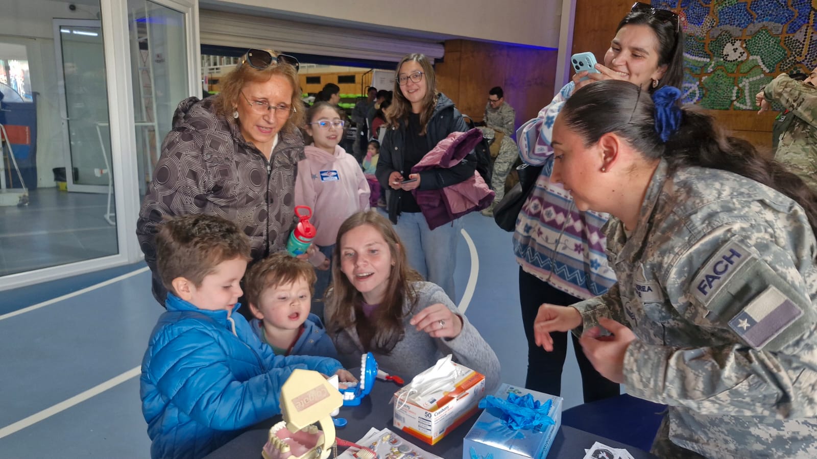 Más de 3000 personas se reunieron en la gran Fiesta del Día del Niño en el Gimnasio Fiscal de Punta Arenas.