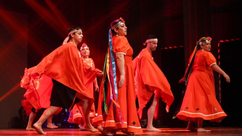 Gala Folclórica reunió a cinco agrupaciones en el Teatro Municipal José Bohr.
