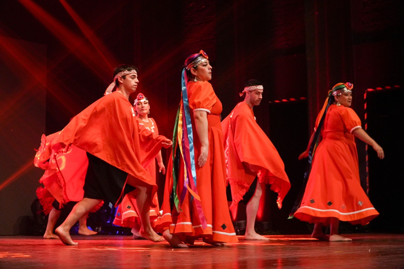 Gala Folclórica reunió a cinco agrupaciones en el Teatro Municipal José Bohr.