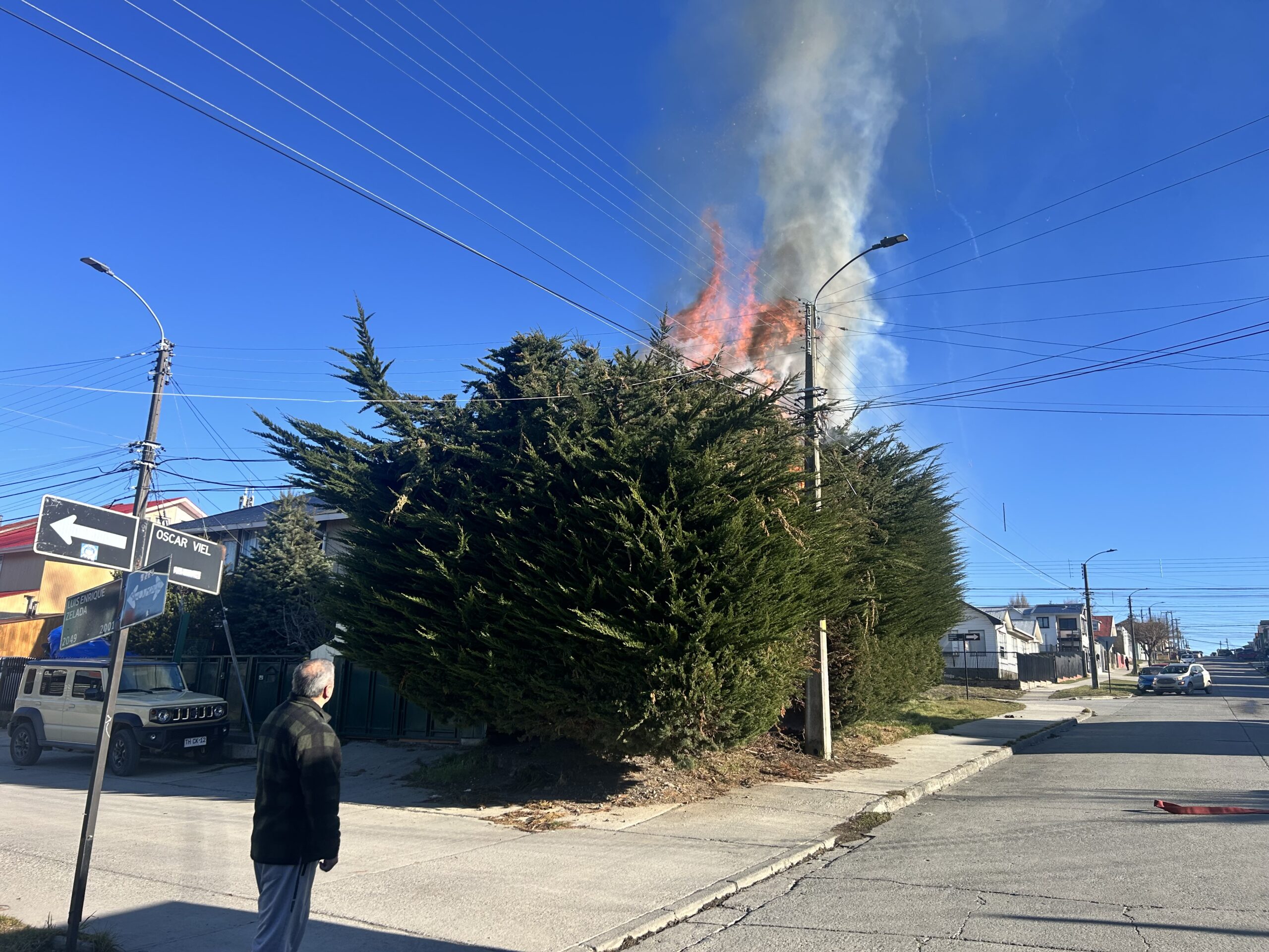 Investigan presunta intencionalidad tras incendio que amenazó vivienda en Punta Arenas.