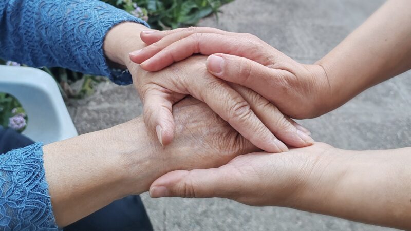 FOSIS y AIEP lanzan curso gratuito para cinco mil personas cuidadoras de adultos mayores