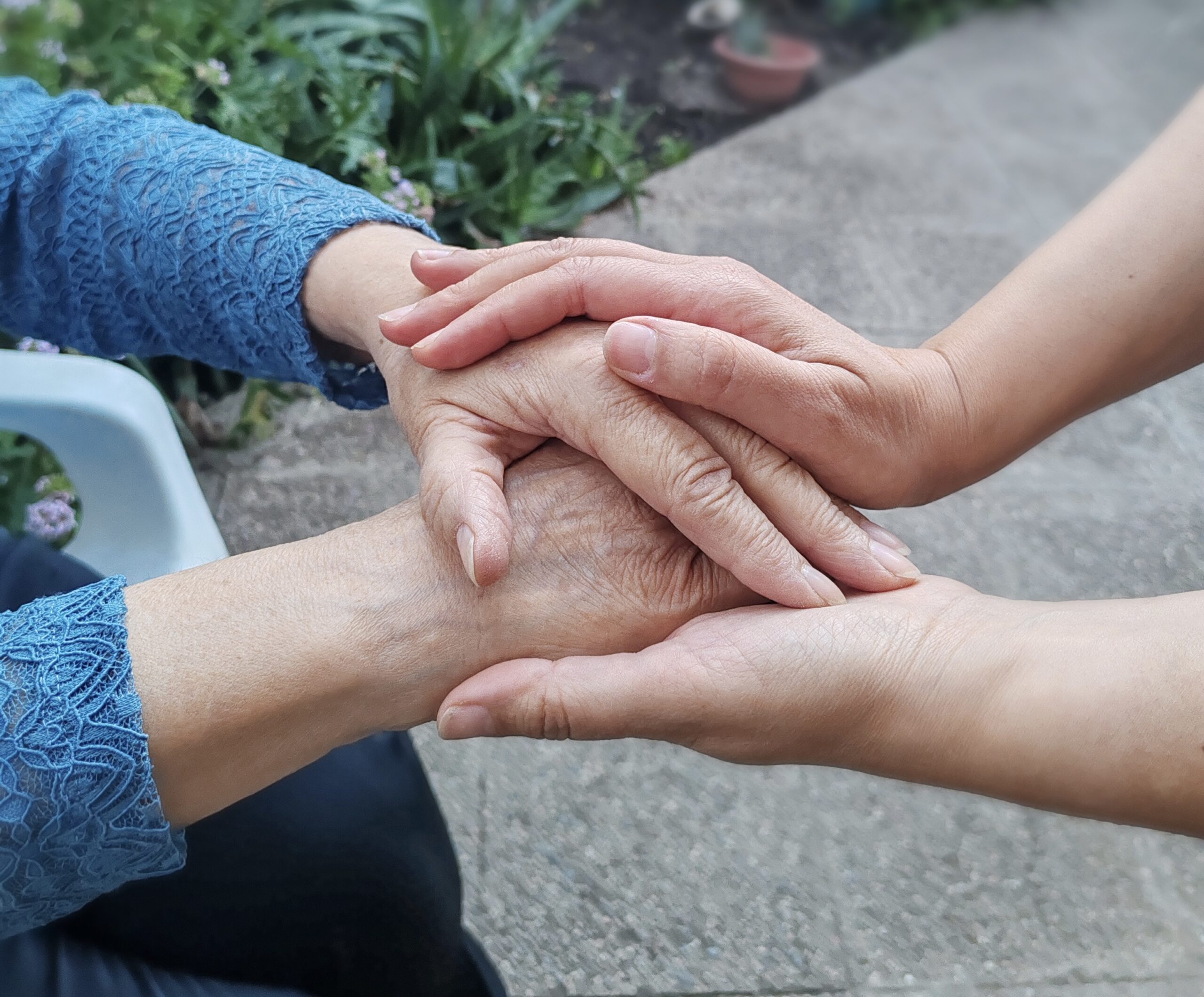 FOSIS y AIEP lanzan curso gratuito para cinco mil personas cuidadoras de adultos mayores