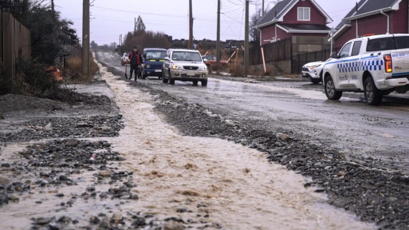 Municipio refuerza trabajos en caminos periurbanos por lluvias y deshielos.