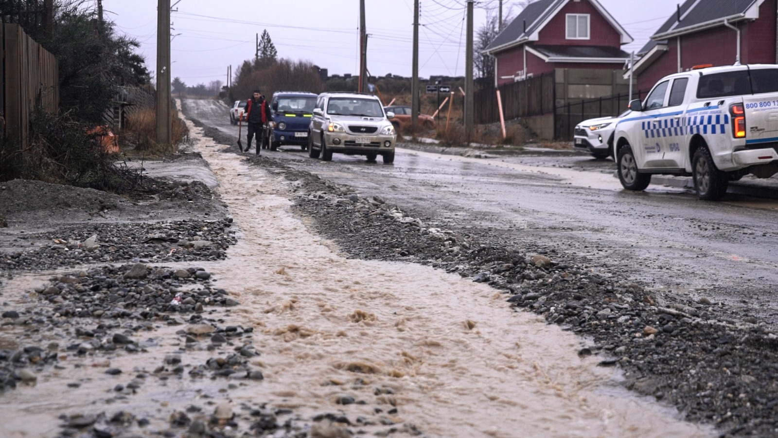 Municipio refuerza trabajos en caminos periurbanos por lluvias y deshielos.