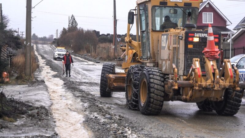 Municipio refuerza trabajos en caminos periurbanos de Punta Arenas por lluvias y deshielos.