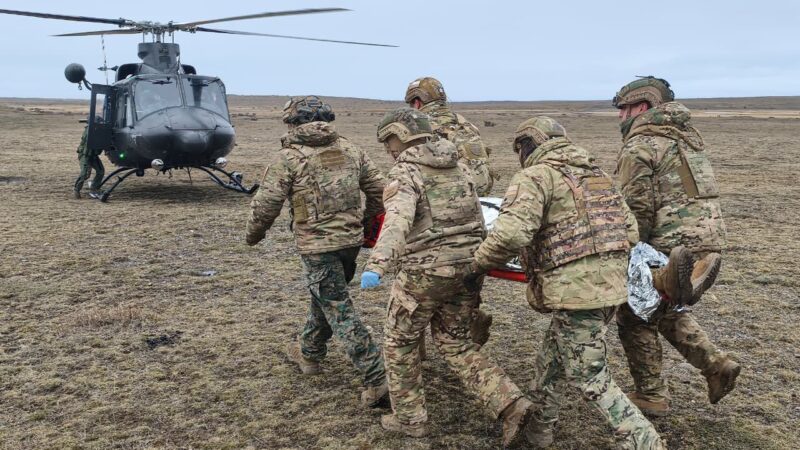 UH-412 de la IVª Brigada Aérea participó en simulación de aeroevacuación médica durante ejercicio “Jaukén 2026” en Magallanes.
