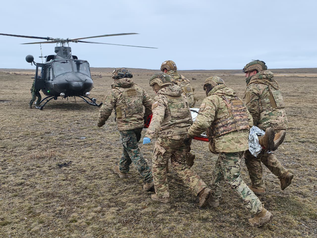 UH-412 de la IVª Brigada Aérea participó en simulación de aeroevacuación médica durante ejercicio “Jaukén 2026” en Magallanes.