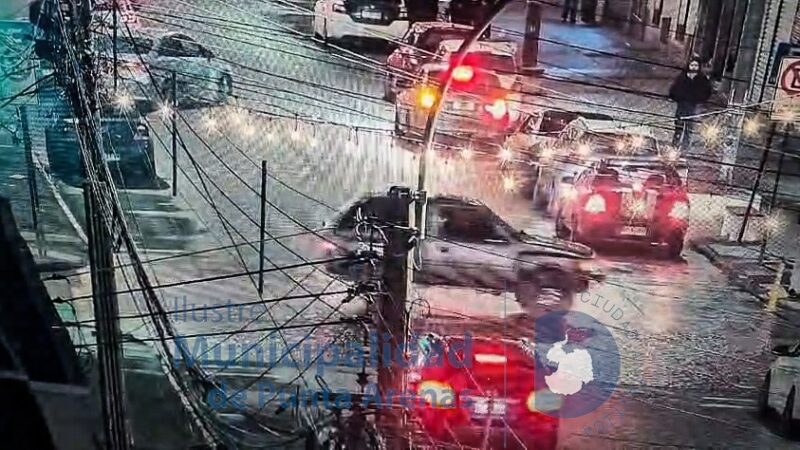 Vehículo que realizaba peligrosos “trompos” en el centro de Punta Arenas sigue siendo buscado: municipio retiró dos autos de circulación durante operativo