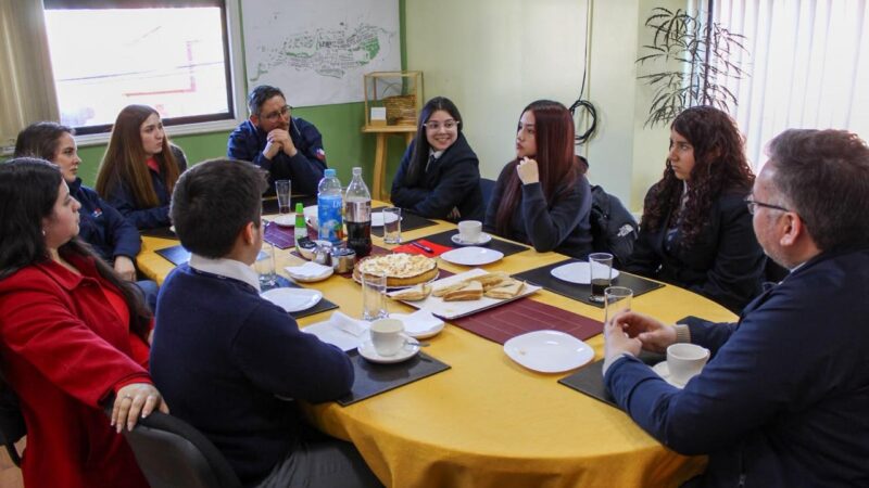 Delegado Presidencial Provincial Rodolfo Moncada dialogó con estudiantes de Puerto Williams para conocer sus inquietudes y necesidades.