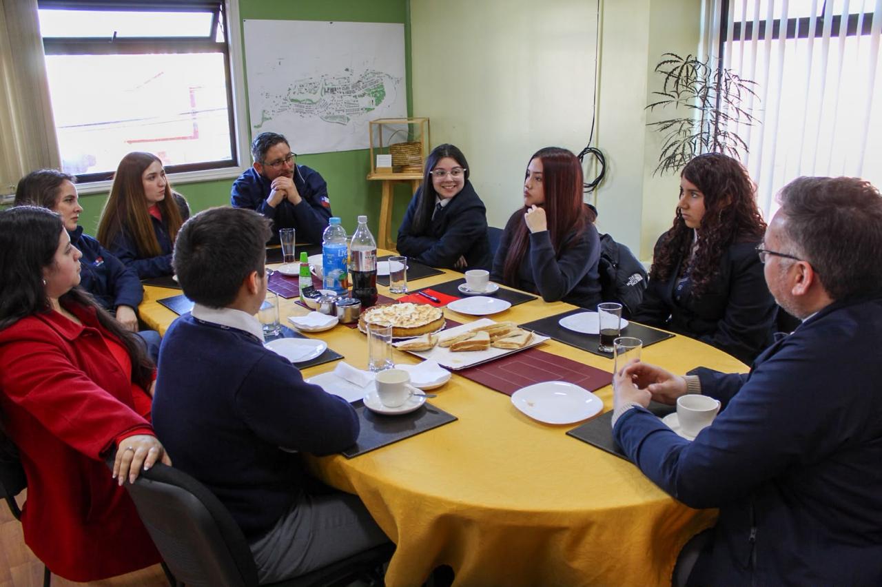 Delegado Presidencial Provincial Rodolfo Moncada dialogó con estudiantes de Puerto Williams para conocer sus inquietudes y necesidades.