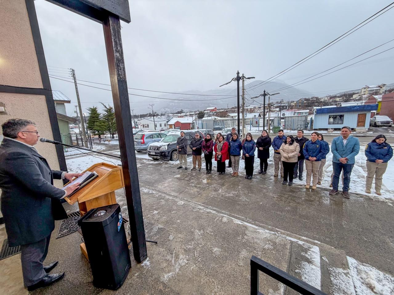 Delegación Antártica Chilena conmemora 215 años del Ministerio del Interior con ceremonia en Puerto Williams 