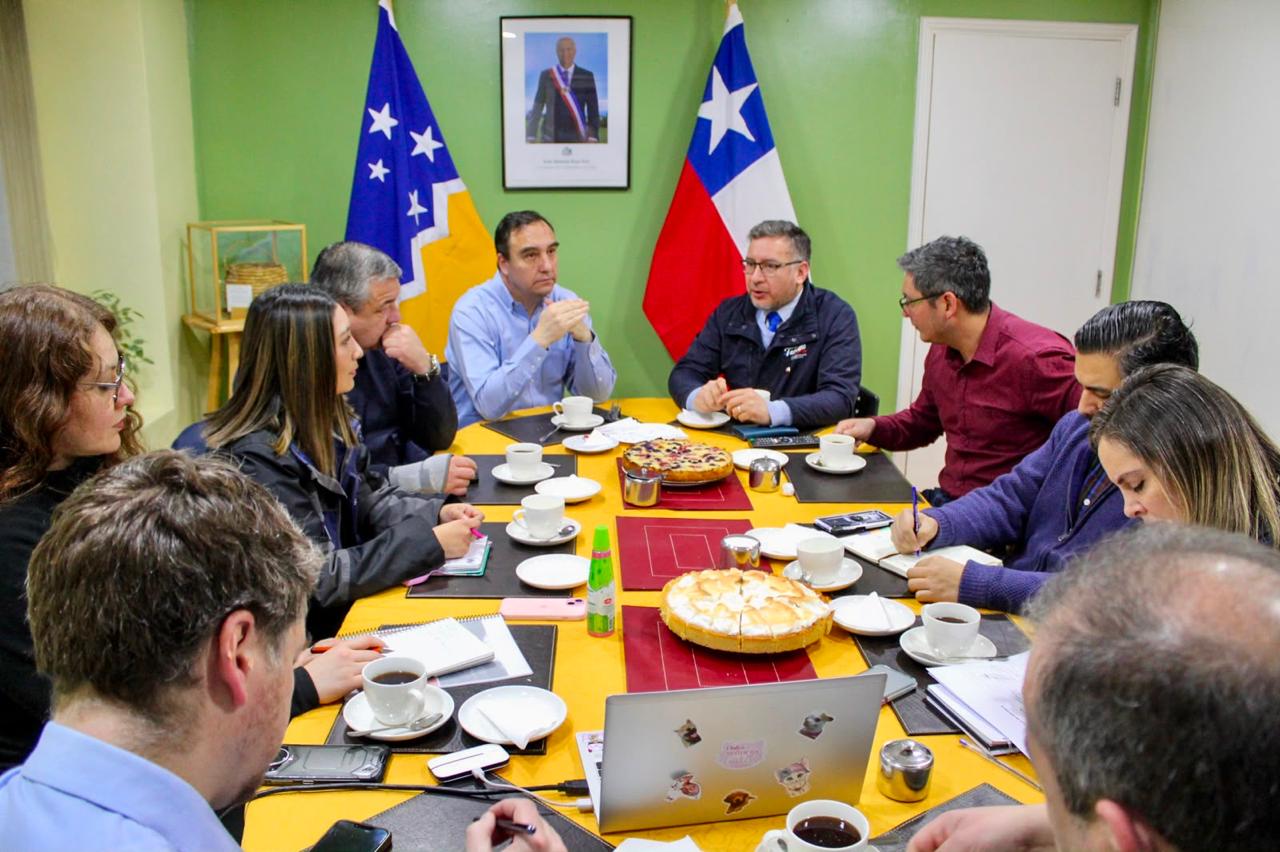 Mesa de trabajo aborda acciones para fortalecer la seguridad de la cuenca del río Róbalo en Puerto Williams.