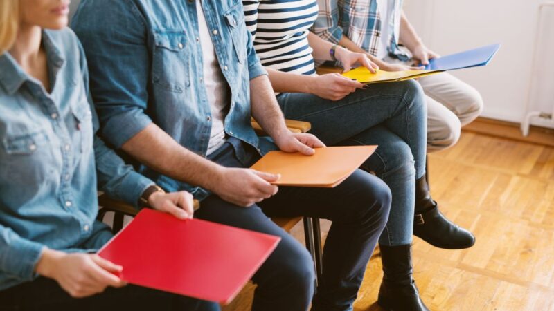 Uno de cada cuatro jóvenes está desempleado: tasa alcanza el 24,9% y casi triplica la nacional.