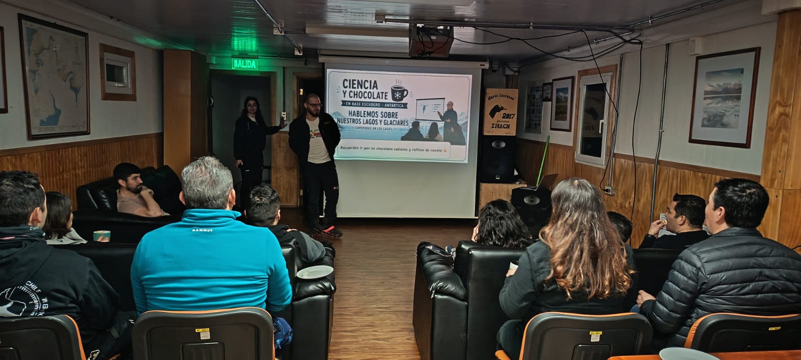 Inédito encuentro “Ciencia y chocolate” reúne a comunidad antártica en la base Escudero.