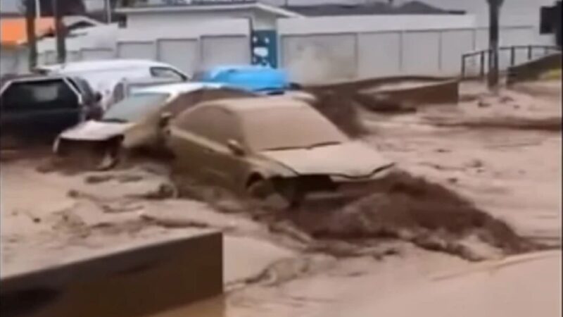 60% de casas inundadas y aislados: Gobernador de Antofagasta realiza balance preliminar de emergencia en Tocopilla.