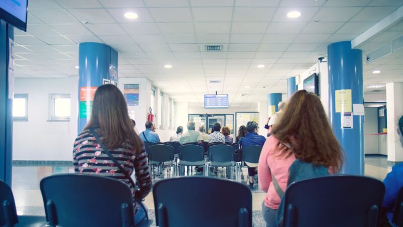 Déficit de oncólogos en Chile: más del 75% trabaja en la Región Metropolitana.