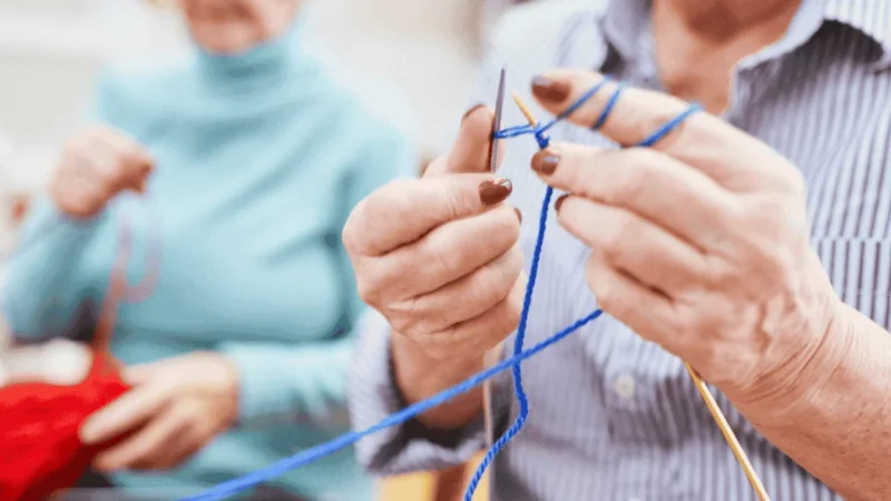 Municipalidad de Cabo de Hornos inicia taller de manualidades en chenille para adultas mayores.