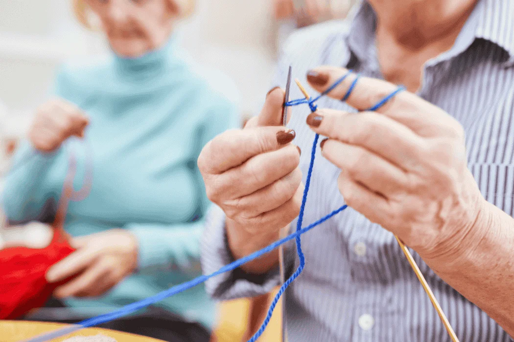 Municipalidad de Cabo de Hornos inicia taller de manualidades en chenille para adultas mayores.