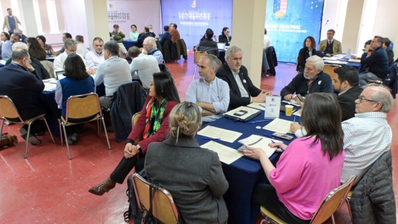 Mesa de Zona Franca: Diálogos y exposiciones de visiones y anhelos convoca a más de medio centenar de participantes en Punta Arenas.