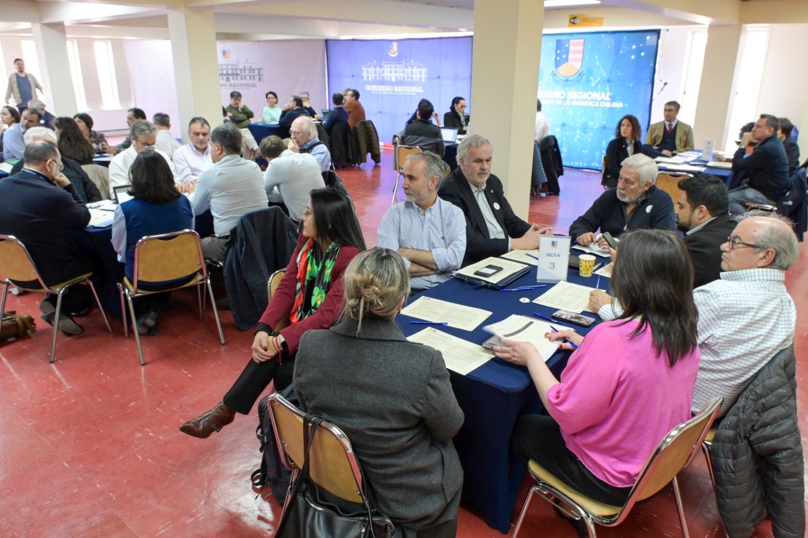 Mesa de Zona Franca: Diálogos y exposiciones de visiones y anhelos convoca a más de medio centenar de participantes en Punta Arenas.