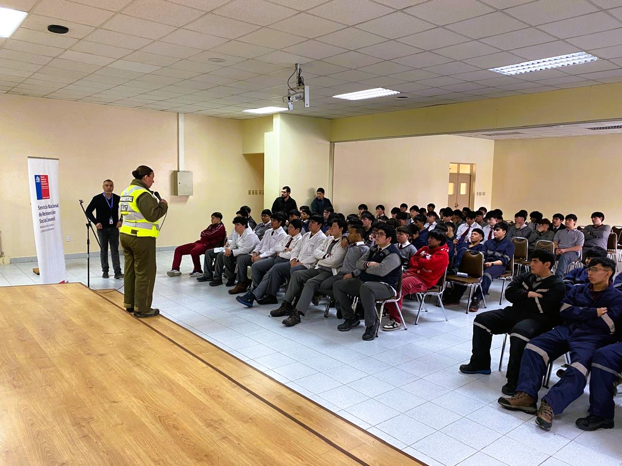 80 estudiantes del Instituto Don Bosco de Punta Arenas participaron en charla sobre conducción temeraria.