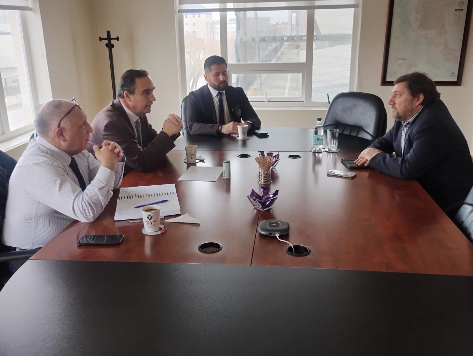 Presidente del Directorio de EPA se reúne con Gobernador Regional para abordar proyectos de infraestructura y desarrollo de Magallanes