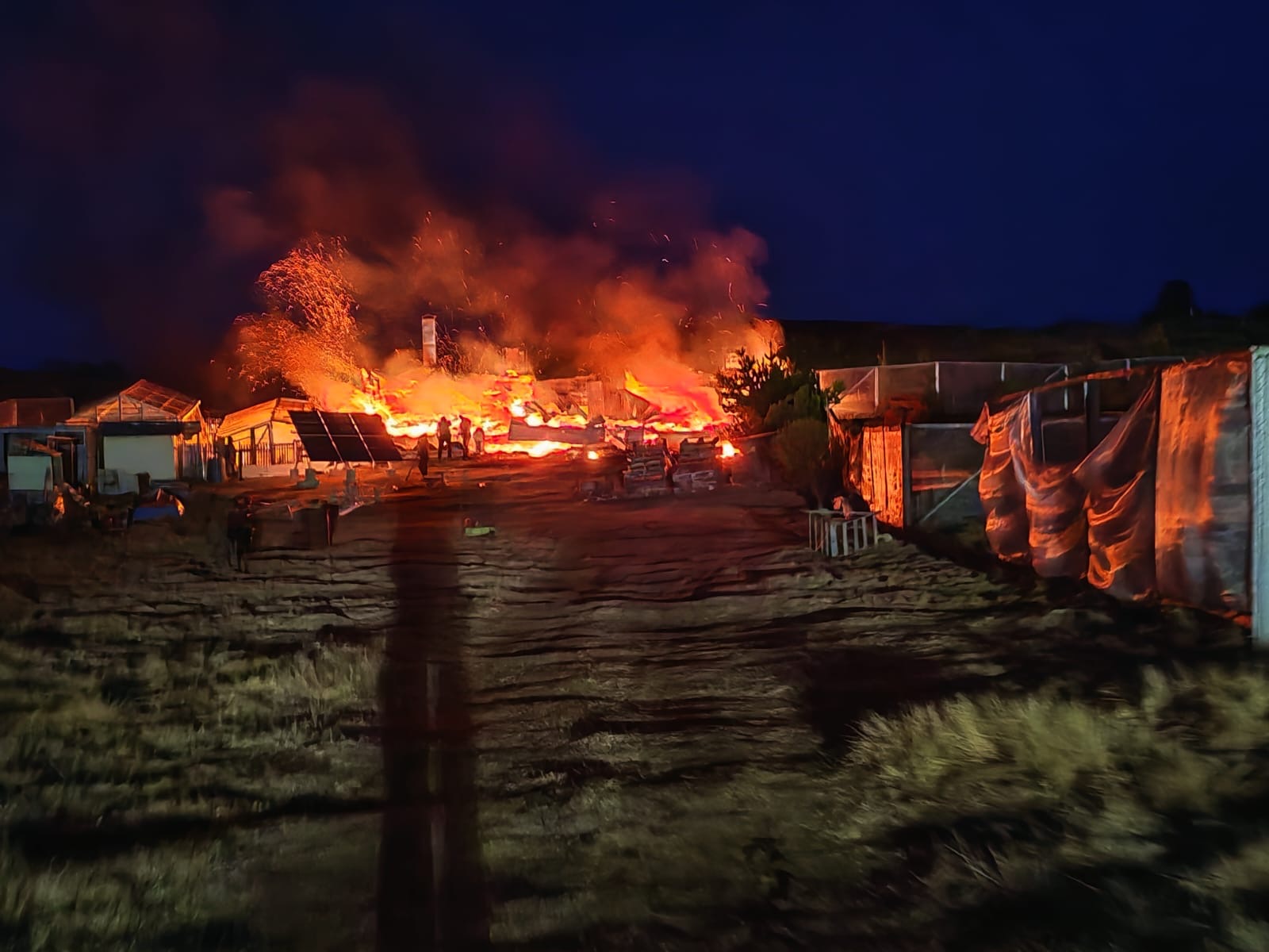 Incendio afecta vivienda en sector Río Amarillo: propietario logró escapar por una ventana
