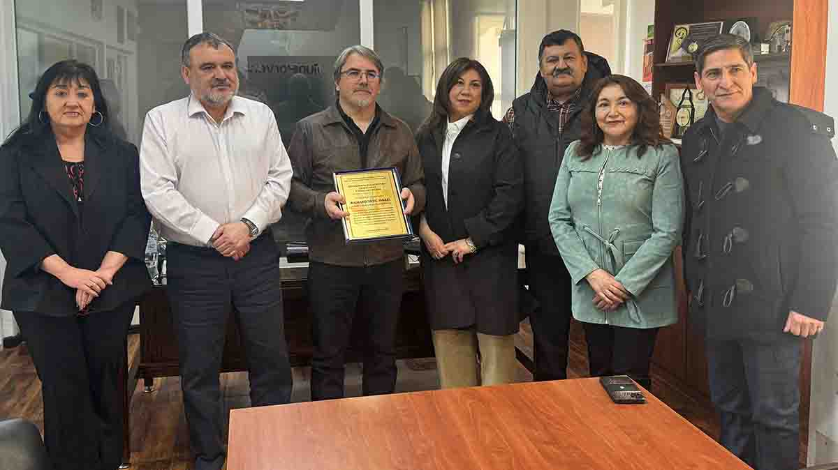 Municipalidad de Porvenir reconoce al escultor fueguino Richard Yasic en significativa fecha para la cultura chilena
