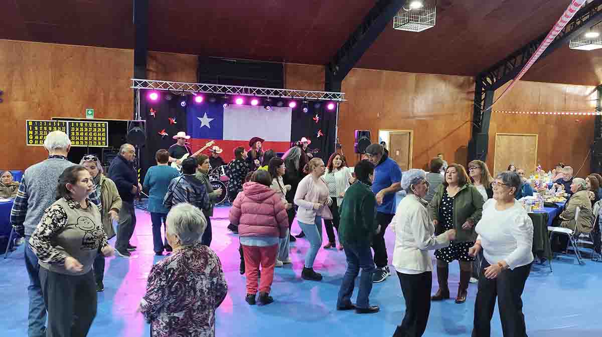 Porvenir dio inicio a las celebraciones de Fiestas Patrias junto a las personas mayores