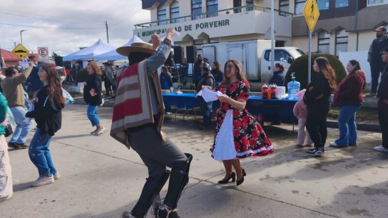 Porvenir celebró las Fiestas Patrias con Hora de Cueca y almuerzo comunitario