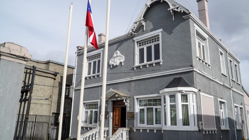 Municipio completa entrega de $120 millones al Cuerpo de Bomberos de Punta Arenas.