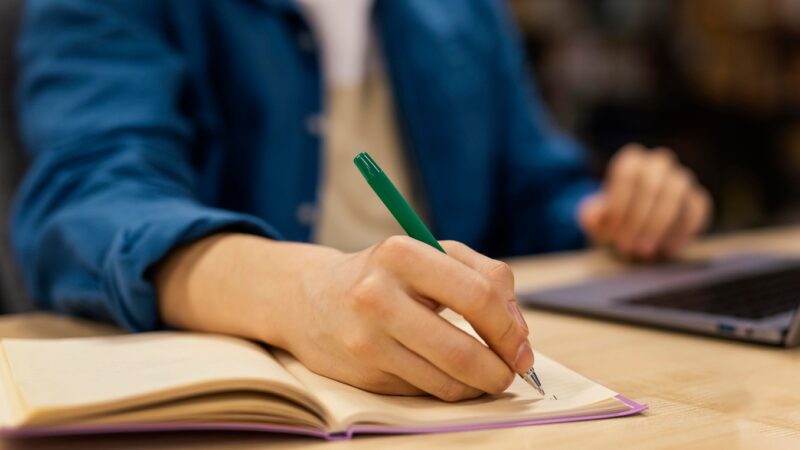 CORFO lanza 1.325 becas para formar especialistas en IA, carbono, bioeconomía y nuevas industrias estratégicas.