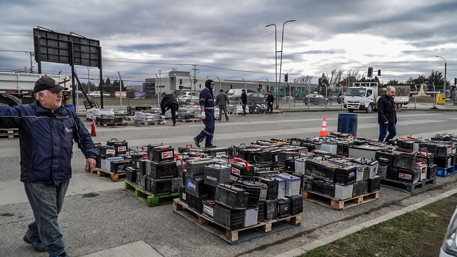 Campaña municipal recolecta cerca de 2.000 baterías de vehículos en Punta Arenas.