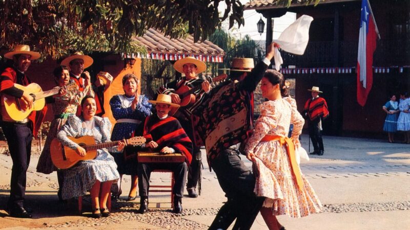 De las chinganas en los orígenes de la Patria: el fascinante viaje histórico de la cueca chilena.