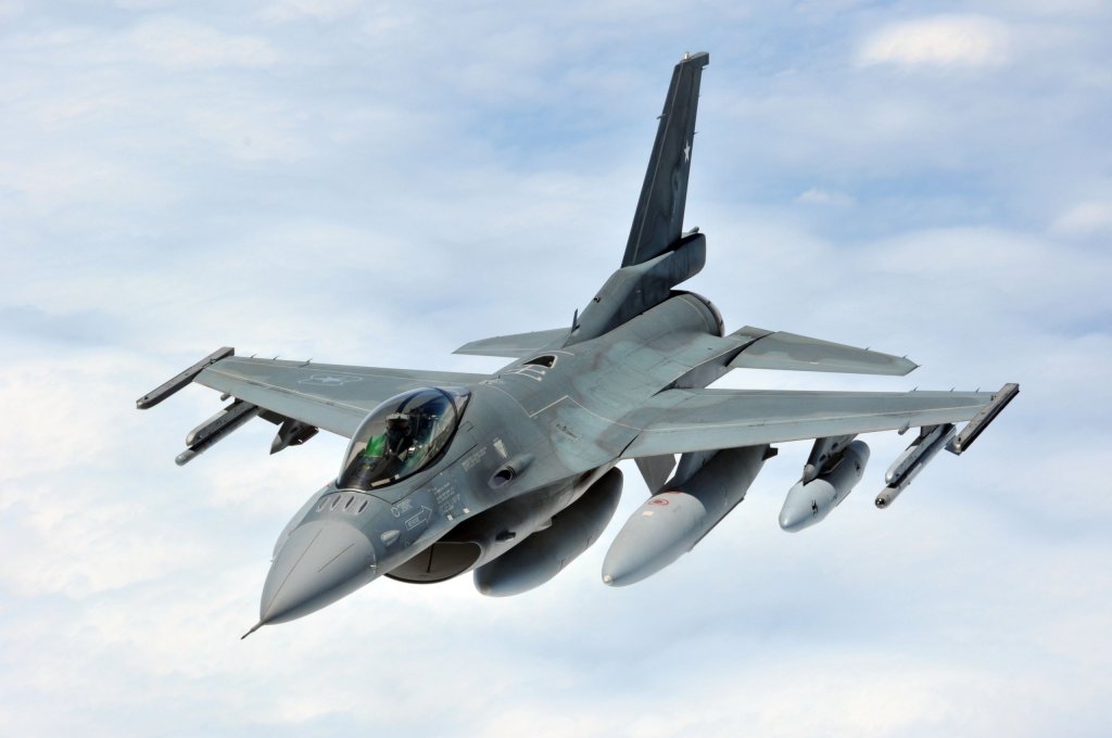FACH despliega aviones F-16 en Punta Arenas para realizar entrenamiento conjunto con aeronaves F-5