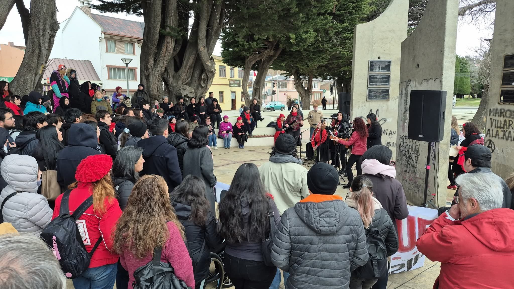 Gran concurrencia de jóvenes en el acto conmemorativo del 11 de septiembre en la Plaza de los DDHH en Punta Arenas.