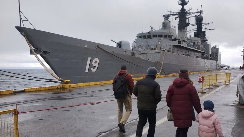 Frío y lluvia no frenaron a las familias: cientos visitaron la fragata Almirante Williams en Punta Arenas