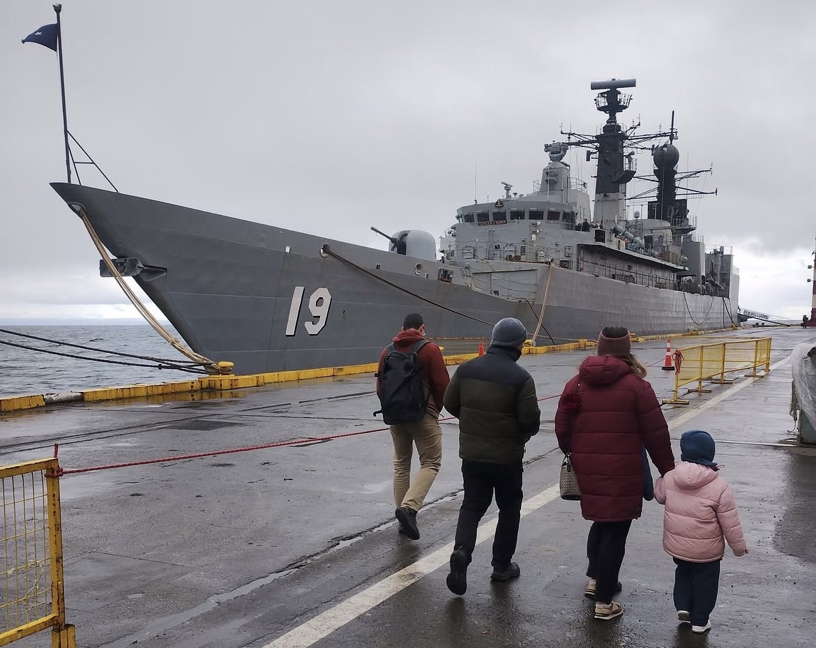 Frío y lluvia no frenaron a las familias: cientos visitaron la fragata Almirante Williams en Punta Arenas