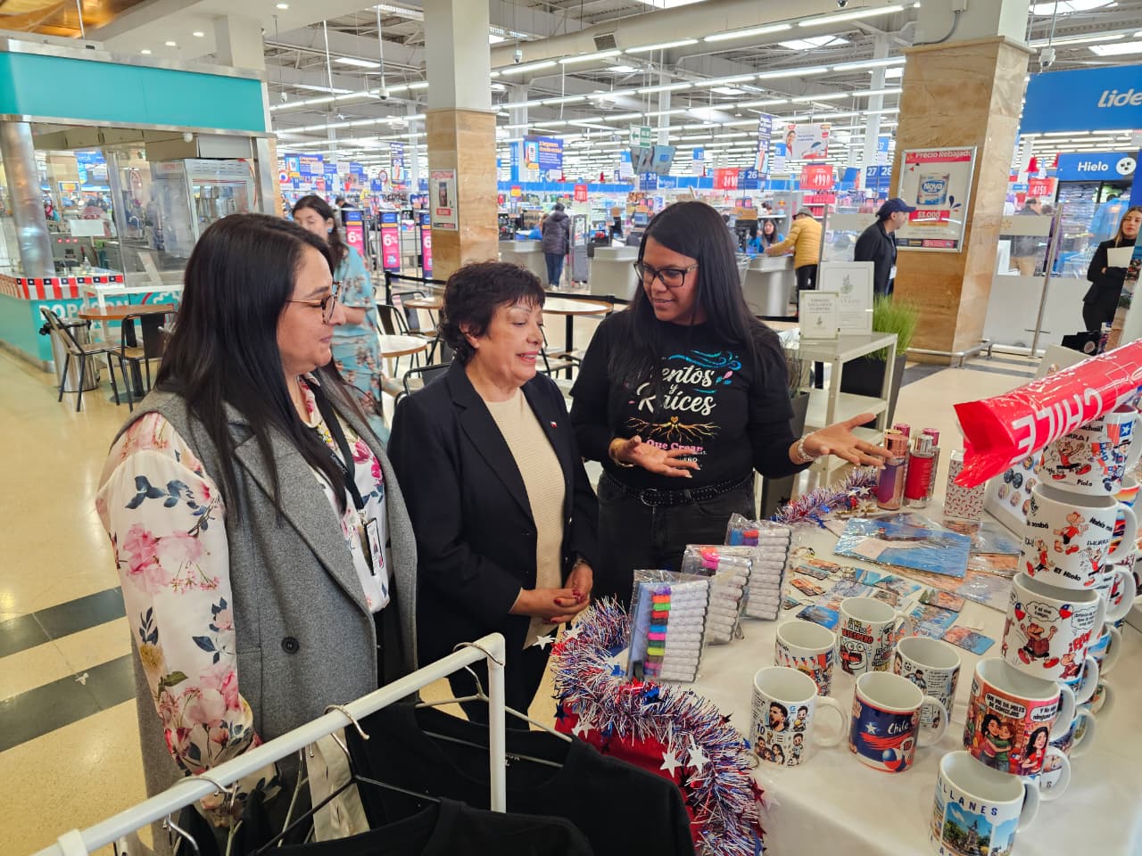 Emprendedoras del SernamEG exponen sus productos en la previa del 18 en el Mall Espacio Urbano Pionero de Punta Arenas.