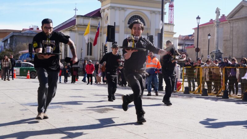 Municipio realizó concurso de la mejor empanada y tradicional carrera de garzones en la Plaza Muñoz Gamero de Punta Arenas.