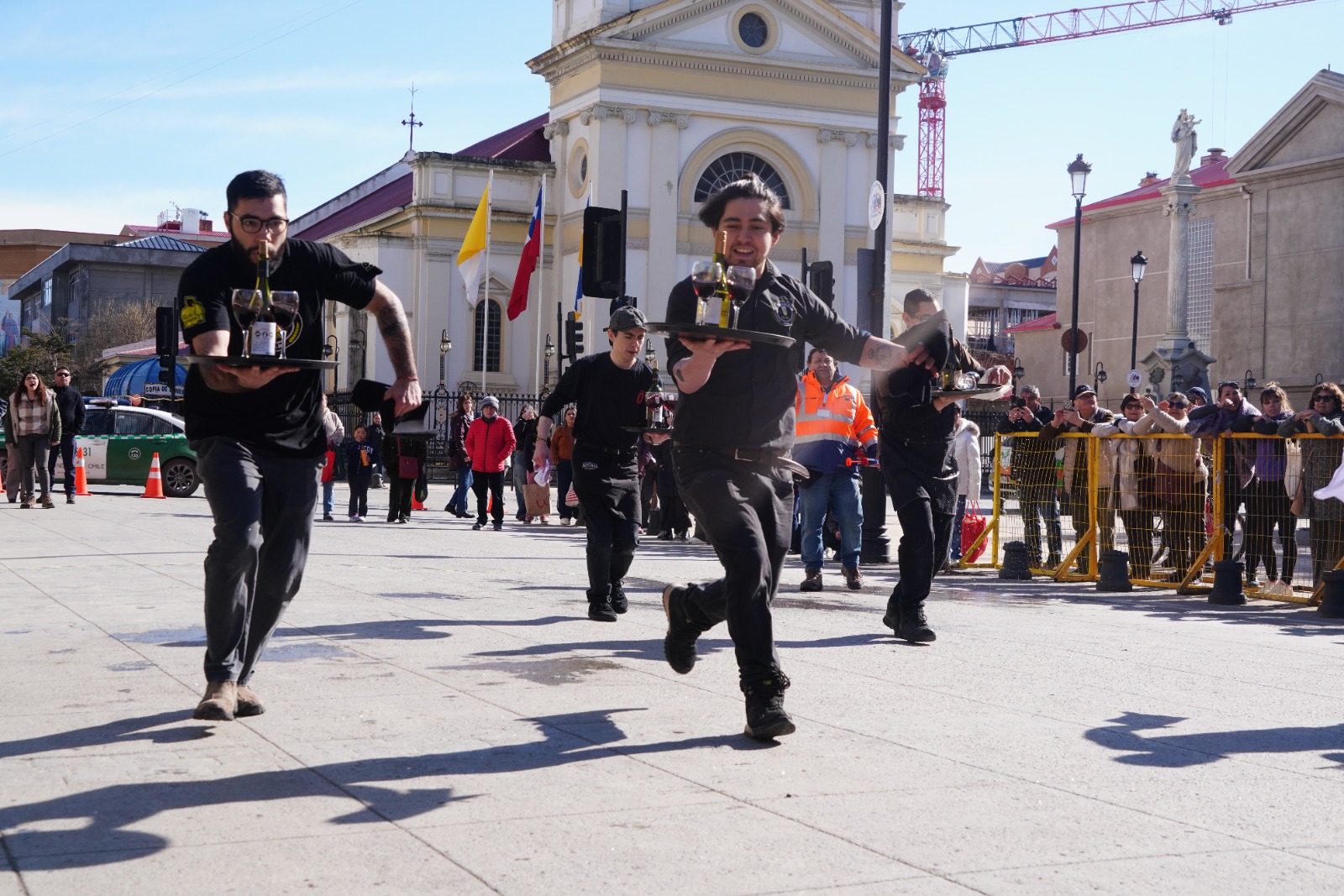 Municipio realizó concurso de la mejor empanada y tradicional carrera de garzones en la Plaza Muñoz Gamero de Punta Arenas.