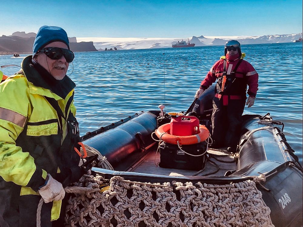 Mario Briones, figura histórica de la logística antártica chilena, se retira tras 46 años de trabajo en el INACH.