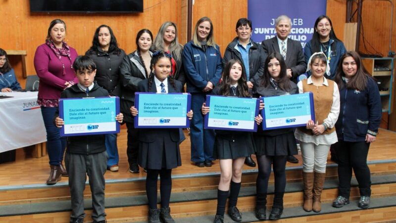 19 estudiantes de Puerto Williams reciben computadores de las Becas TIC de Junaeb.