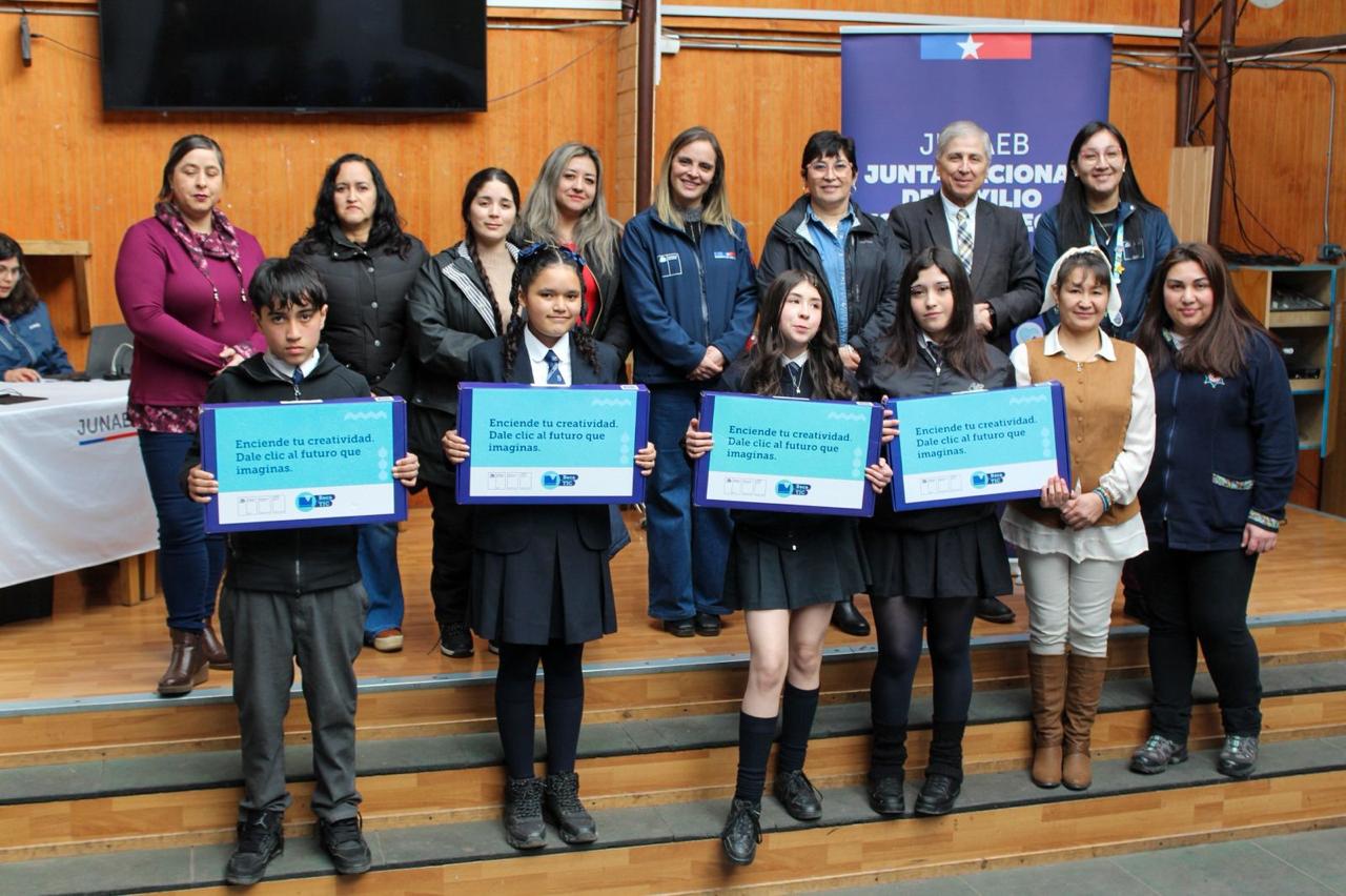 19 estudiantes de Puerto Williams reciben computadores de las Becas TIC de Junaeb.